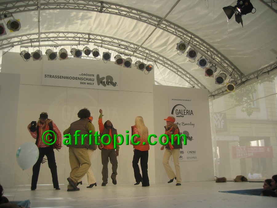 ../Images/Krefeld-Strssenmodenschau-2005 232.jpg